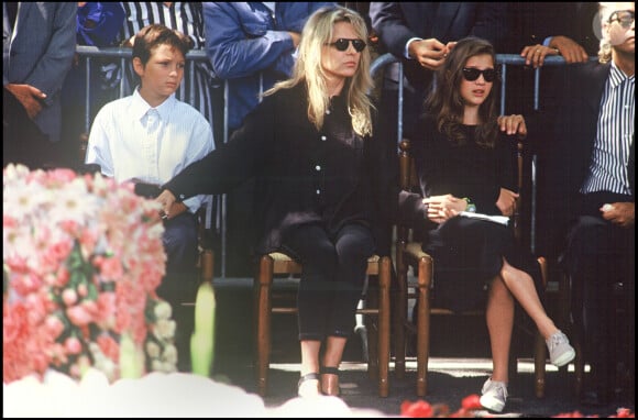 France Gall avec son fils Raphael Hamburger et sa fille Pauline Hamburger (enfants de Michel Berger) aux obsèques de Michel Berger au cimetière de Montmartre à Paris en 1992