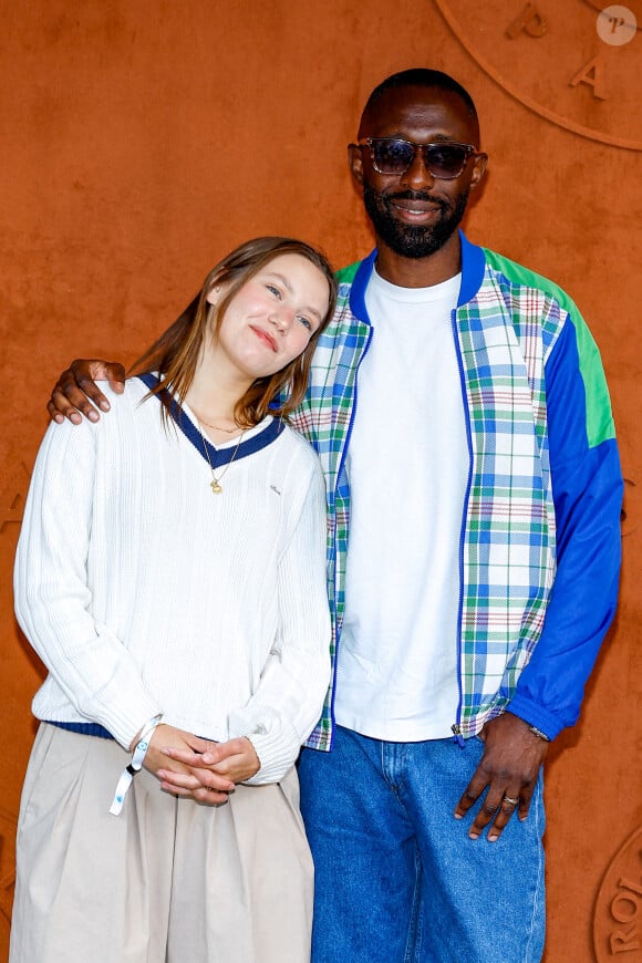 La fille de Karole Rocher et du réalisateur Cédric Jimenez, Gina Jimenez, âgée de 22 ans, est proche de son beau-père
Thomas Ngijol et sa belle-fille Gina Rocher au Village lors de la nocturne des Internationaux de France de tennis de Roland Garros 2023 à Paris, France, le 2 juin 2023. © Moreau-Jacovides/Bestimage 