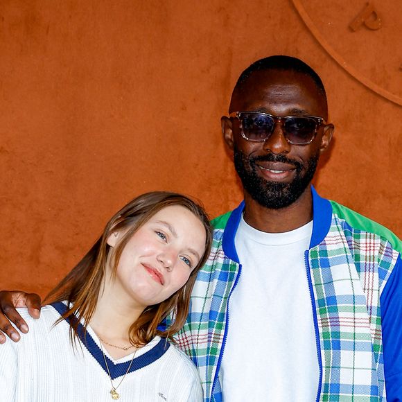 La fille de Karole Rocher et du réalisateur Cédric Jimenez, Gina Jimenez, âgée de 22 ans, est proche de son beau-père
Thomas Ngijol et sa belle-fille Gina Rocher au Village lors de la nocturne des Internationaux de France de tennis de Roland Garros 2023 à Paris, France, le 2 juin 2023. © Moreau-Jacovides/Bestimage 