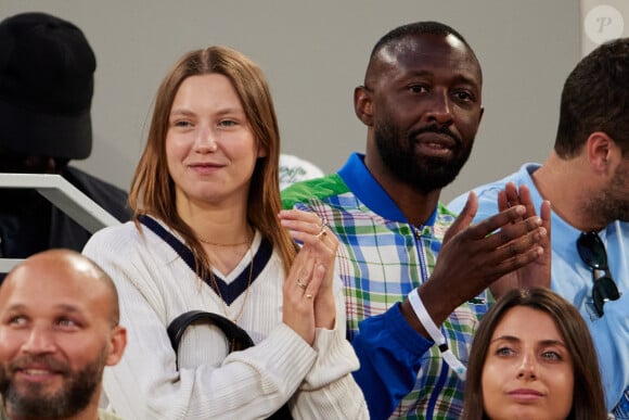 Thomas Ngijol et sa belle-fille Gina Rocher lors de la nocturne des Internationaux de France de tennis de Roland Garros 2023 à Paris, France, le 2 juin 2023. © Moreau-Jacovides/Bestimage