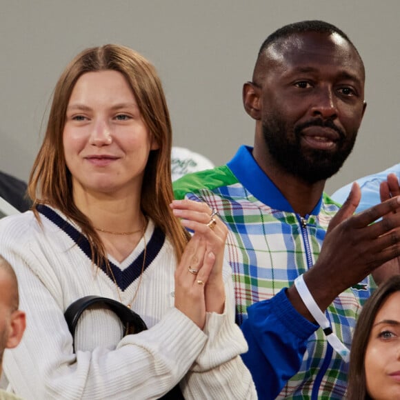 Thomas Ngijol et sa belle-fille Gina Rocher lors de la nocturne des Internationaux de France de tennis de Roland Garros 2023 à Paris, France, le 2 juin 2023. © Moreau-Jacovides/Bestimage