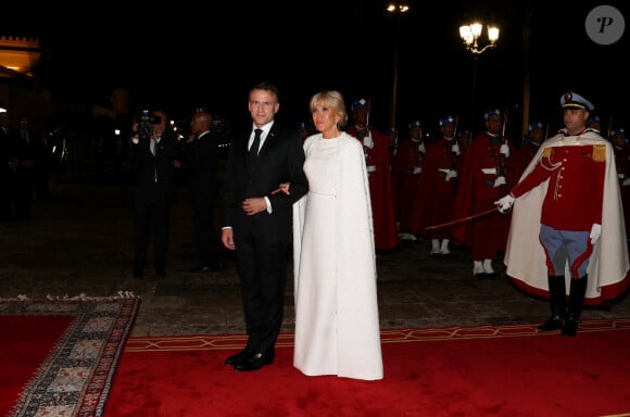 La première dame portait une tenue immaculée composée d'une robe et d'une cape brodée
Emmanuel et Brigitte Macron - Dîner d'Etat offert par sa Majesté le roi Mohammed VI du Maroc en l'honneur du Président de la République Emmanuel Macron et de la première dame Brigitte Macron au Palais Royal de Rabat au Maroc le 29 Octobre 2024. © Dominique Jacovides/Bestimage 