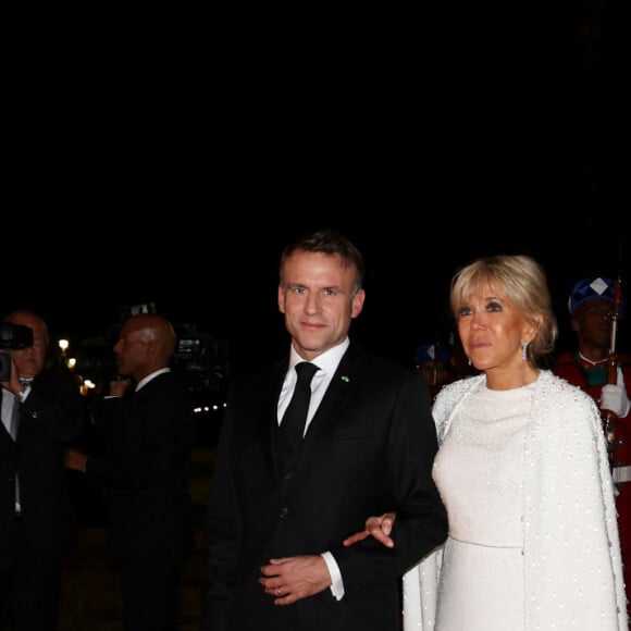 La première dame portait une tenue immaculée composée d'une robe et d'une cape brodée
Emmanuel et Brigitte Macron - Dîner d'Etat offert par sa Majesté le roi Mohammed VI du Maroc en l'honneur du Président de la République Emmanuel Macron et de la première dame Brigitte Macron au Palais Royal de Rabat au Maroc le 29 Octobre 2024. © Dominique Jacovides/Bestimage 