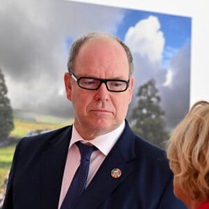 Exclusif - Le prince Albert II de Monaco a visité l'exposition photographique de l'artiste Micheline Pelletier " Les Açores Un jardin sur l'Atlantique " présentée par L'Oeil en Seyne, organisée par Jacqueline Franjou, la présidente de la Villa Tamaris à la Seyne sur Mer, le 11 octobre 2024. L'exposition se déroule du 15 octobre 2024 au 5 janvier 2025. Sur 3 niveaux, le public va voyager grace à l'objectif de Micheline Pelletier et les 200 photographies présentées, extraite du livre de Micheline, préfacé par Isabelle Autissier. Cette exposition salue aussi le travail scientifique du prince Albert 1er, qui effectua 13 expéditions dans cet archipel portugais. Dans les invités on pouvait noter la présence d'Emmanuel Falco, premier conseiller du prince, de l'ambassadeur du Portugal en France et à Monaco, M. José Duarte, le consul du Portugal à Marseille M. Alvarez, de M. Thomas Fouilleron, directeur des archives et de la bibliothèque du Palais Princier (qui ont enrichi de documents la salle dédiée au prince Albert 1er), de Vincent Vatrican, le directeur du centre des archives audiovisuelles de Monaco, de Pierre-Antoine Gérard, conservateur du Musée océanographique entre autres, du préfet du Var Pierre Mahet, de la sénatrice Françoise Dumont, ainsi que le président du Conseil départemental Jean-Louis Masson, sa vice-présidente en charge de la politique culturelle Virginie Lenoir, le vice-président de la Région François de Canson, ainsi que les maires et vice-président de la communauté d'agglomération TPM Mme Nathalie Bicais (La Seyne), Jean-Sébastien Vialatte (Six-Fours), Robert Bénéventi (Ollioules), Yann Tainguy, adjoint au maire de Toulon délégué à la Culture. © Bruno Bebert/Bestimage 