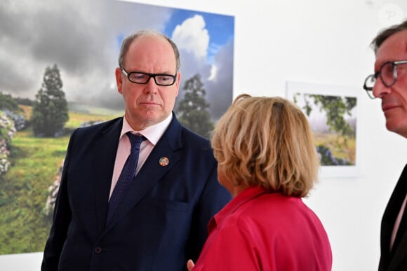 Exclusif - Le prince Albert II de Monaco a visité l'exposition photographique de l'artiste Micheline Pelletier " Les Açores Un jardin sur l'Atlantique " présentée par L'Oeil en Seyne, organisée par Jacqueline Franjou, la présidente de la Villa Tamaris à la Seyne sur Mer, le 11 octobre 2024. L'exposition se déroule du 15 octobre 2024 au 5 janvier 2025. Sur 3 niveaux, le public va voyager grace à l'objectif de Micheline Pelletier et les 200 photographies présentées, extraite du livre de Micheline, préfacé par Isabelle Autissier. Cette exposition salue aussi le travail scientifique du prince Albert 1er, qui effectua 13 expéditions dans cet archipel portugais. Dans les invités on pouvait noter la présence d'Emmanuel Falco, premier conseiller du prince, de l'ambassadeur du Portugal en France et à Monaco, M. José Duarte, le consul du Portugal à Marseille M. Alvarez, de M. Thomas Fouilleron, directeur des archives et de la bibliothèque du Palais Princier (qui ont enrichi de documents la salle dédiée au prince Albert 1er), de Vincent Vatrican, le directeur du centre des archives audiovisuelles de Monaco, de Pierre-Antoine Gérard, conservateur du Musée océanographique entre autres, du préfet du Var Pierre Mahet, de la sénatrice Françoise Dumont, ainsi que le président du Conseil départemental Jean-Louis Masson, sa vice-présidente en charge de la politique culturelle Virginie Lenoir, le vice-président de la Région François de Canson, ainsi que les maires et vice-président de la communauté d'agglomération TPM Mme Nathalie Bicais (La Seyne), Jean-Sébastien Vialatte (Six-Fours), Robert Bénéventi (Ollioules), Yann Tainguy, adjoint au maire de Toulon délégué à la Culture. © Bruno Bebert/Bestimage 