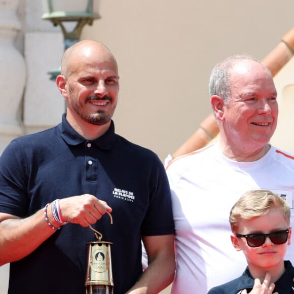 Charles Leclerc, la princesse Charlène et le prince Albert II de Monaco, et leurs enfants, la princesse Gabriella et le prince Jacques, Xiaoxin Yang et Rudy Rinaldi lors du relais de la Flamme Olympique des Jeux olympiques d'été de Paris 2024 à Monaco, le 18 juin 2024. Paris se prépare à accueillir les XXXIIIèmes Jeux Olympiques d'été, du 26 juillet au 11 août 2024. © Claudia Albuquerque / Bestimage 