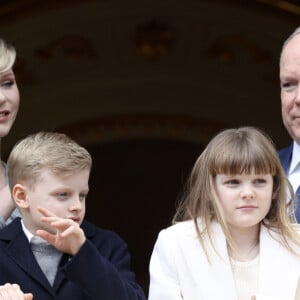 "Ils ont une chambre qui les attend. Celle où dormait leur papa quand, enfant, il venait rendre visite à ses grands-parents." 
Le prince Albert II de Monaco, la princesse Charlène de Monaco et leurs enfants, le prince Jacques de Monaco, marquis des Baux, et la princesse Gabriella de Monaco, comtesse de Carladès - Le prince de Monaco fête son anniversaire (66 ans) en famille sur la Place du Palais princier de Monaco, le 14 mars 2024. © Claudia Albuquerque/Bestimage 