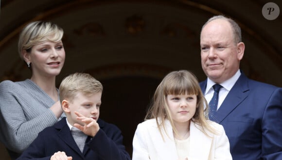 "Ils ont une chambre qui les attend. Celle où dormait leur papa quand, enfant, il venait rendre visite à ses grands-parents." 
Le prince Albert II de Monaco, la princesse Charlène de Monaco et leurs enfants, le prince Jacques de Monaco, marquis des Baux, et la princesse Gabriella de Monaco, comtesse de Carladès - Le prince de Monaco fête son anniversaire (66 ans) en famille sur la Place du Palais princier de Monaco, le 14 mars 2024. © Claudia Albuquerque/Bestimage 