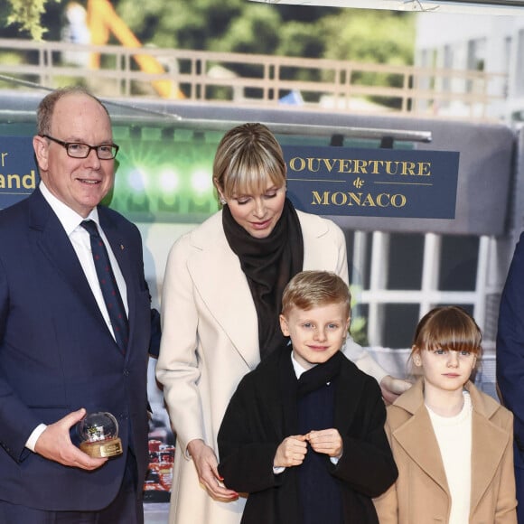 Le prince Albert II de Monaco, la princesse Charlène de Monaco et leurs enfants, le prince Jacques de Monaco, marquis des Baux, et la princesse Gabriella de Monaco, comtesse de Carladès - La famille princière de Monaco lors de l'ouverture de la section Monaco au musée Miniatur Wunderland (Miniature Wonderland) à Hambourg, Allemagne le 25 avril 2024.