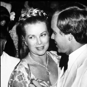 Grace Kelly et son fils le prince Albert au bal de la Croix Rouge