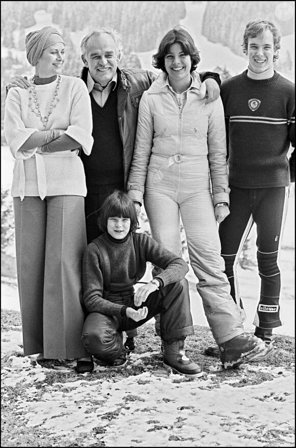 La princesse Grace de Monaco, le prince Rainier, Caroline Stéphanie et Albert de Monaco à Gstaad