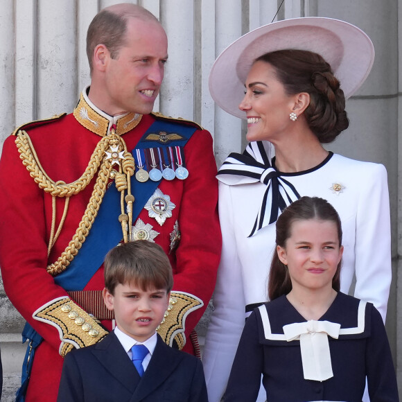 Dans la famille royale britannique, les fêtes de fin d'années sont très importantes et suivent des traditions précises.
Le prince Louis, la princesse Charlotte, le prince William, prince de Galles, Catherine Kate Middleton, princesse de Galles - Les membres de la famille royale britannique au balcon du Palais de Buckingham lors de la parade militaire "Trooping the Colour" à Londres