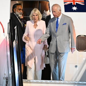 Le roi Charles III d'Angleterre et la reine consort Camilla Parker Bowles à leur arrivée à l'aéroport international Faleolo à Apia (Iles Samoa), à l'occasion de leur voyage en Australie.