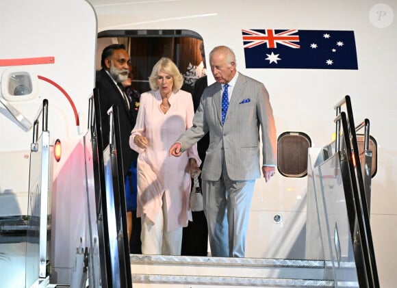 Le roi Charles III d'Angleterre et la reine consort Camilla Parker Bowles à leur arrivée à l'aéroport international Faleolo à Apia (Iles Samoa), à l'occasion de leur voyage en Australie.