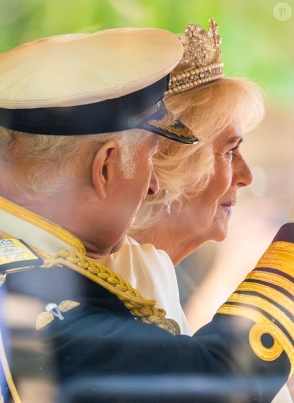 Le roi Charles III d'Angleterre et la reine consort Camilla Parker Bowles à leur départ du palais de Buckingham pour l'ouverture officielle du parlement britannique au palais de Westminster à Londres. Le 17 juillet 2024