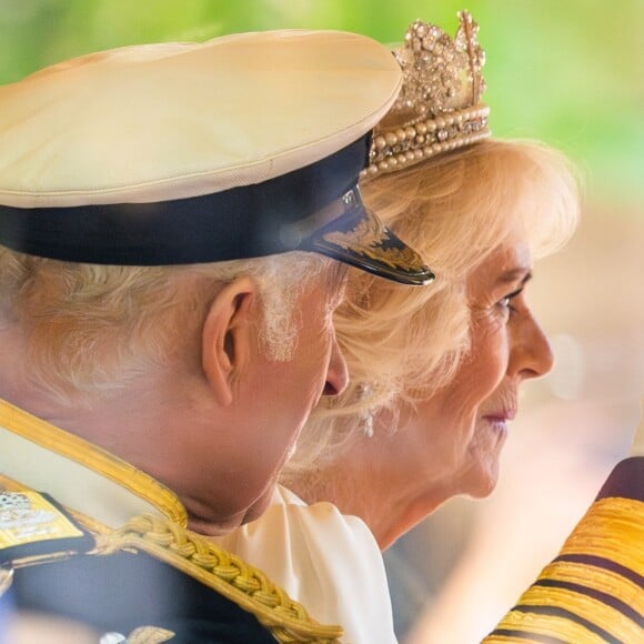 Le roi Charles III d'Angleterre et la reine consort Camilla Parker Bowles à leur départ du palais de Buckingham pour l'ouverture officielle du parlement britannique au palais de Westminster à Londres. Le 17 juillet 2024