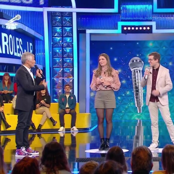 Nagui, Manon et Laurens sur le plateau de "N'oubliez pas les paroles"