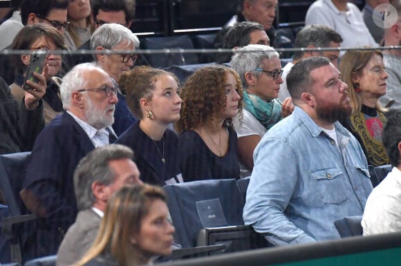 François Berléand, ses jumelles, Adèle et Lucie et sa femme Alexia Stresi - Célébrités en tribunes lors des demi- finales du tournoi de tennis ATP Masters 1000 de Paris (Paris Rolex Master ) à l'Accor Arena - Palais Omnisports de Paris-Bercy - à Paris, France