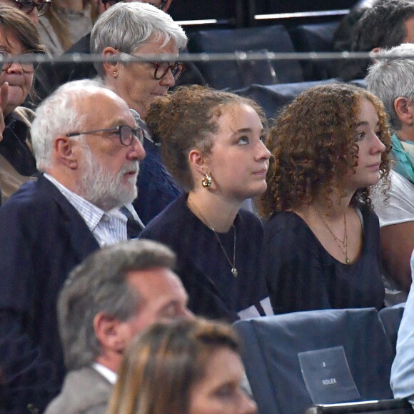 François Berléand, ses jumelles, Adèle et Lucie et sa femme Alexia Stresi - Célébrités en tribunes lors des demi- finales du tournoi de tennis ATP Masters 1000 de Paris (Paris Rolex Master ) à l'Accor Arena - Palais Omnisports de Paris-Bercy - à Paris, France