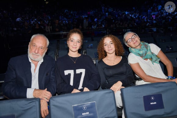 Jolies rousses aux cheveux frisés et aux yeux bleus, les jeunes filles nées en 2008 sont le portrait craché de leurs parents, amoureux depuis 2004. 
François Berléand, ses jumelles, Adèle et Lucie et sa femme Alexia Stres - Célébrités en tribunes lors des demi- finales du tournoi de tennis ATP Masters 1000 de Paris (Paris Rolex Master ) à l'Accor Arena - Palais Omnisports de Paris-Bercy - à Paris, France, le 2 novembre 2024. © Veeren/Bestimage 