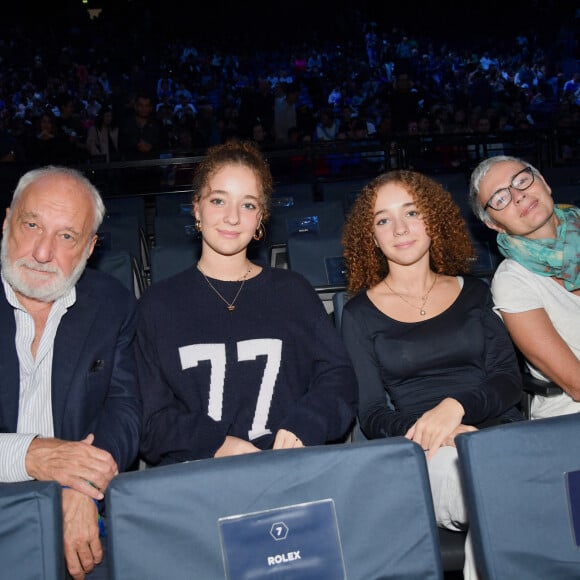 Jolies rousses aux cheveux frisés et aux yeux bleus, les jeunes filles nées en 2008 sont le portrait craché de leurs parents, amoureux depuis 2004. 
François Berléand, ses jumelles, Adèle et Lucie et sa femme Alexia Stres - Célébrités en tribunes lors des demi- finales du tournoi de tennis ATP Masters 1000 de Paris (Paris Rolex Master ) à l'Accor Arena - Palais Omnisports de Paris-Bercy - à Paris, France, le 2 novembre 2024. © Veeren/Bestimage 