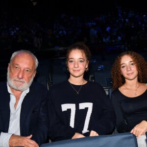 François Berléand, ses jumelles, Adèle et Lucie et sa femme Alexia Stres - Célébrités en tribunes lors des demi- finales du tournoi de tennis ATP Masters 1000 de Paris (Paris Rolex Master ) à l'Accor Arena - Palais Omnisports de Paris-Bercy - à Paris, France, le 2 novembre 2024. © Veeren/Bestimage