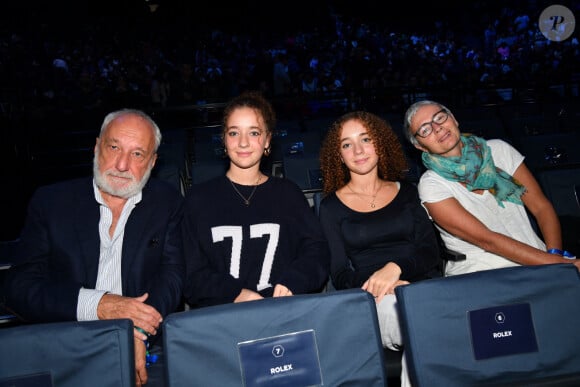 François Berléand, ses jumelles, Adèle et Lucie et sa femme Alexia Stres - Célébrités en tribunes lors des demi- finales du tournoi de tennis ATP Masters 1000 de Paris (Paris Rolex Master ) à l'Accor Arena - Palais Omnisports de Paris-Bercy - à Paris, France, le 2 novembre 2024. © Veeren/Bestimage