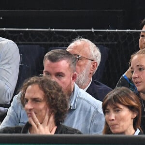 Pour rappel, François Berléand avait rencontré l'actrice Alexia Stresi sur le tournage de Promenons-nous dans les bois
Artus, Paul de Saint Sernin, Victor Belmondo, François Berléand et jumelles, Adèle et Lucie - Célébrités en tribunes lors des demi- finales du tournoi de tennis ATP Masters 1000 de Paris (Paris Rolex Master ) à l'Accor Arena - Palais Omnisports de Paris-Bercy - à Paris, France, le 2 novembre 2024. © Veeren/Bestimage 