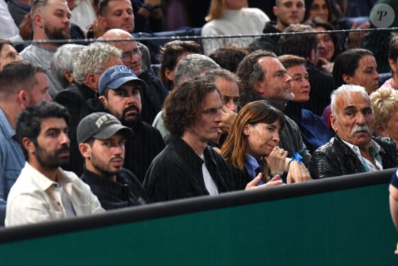 Artus, Paul de Saint Sernin, Victor Belmondo et Mansour Bahrami - Célébrités en tribunes lors des demi- finales du tournoi de tennis ATP Masters 1000 de Paris (Paris Rolex Master ) à l'Accor Arena - Palais Omnisports de Paris-Bercy - à Paris, France, le 2 novembre 2024. © Veeren/Bestimage 