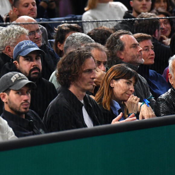 Artus, Paul de Saint Sernin, Victor Belmondo et Mansour Bahrami - Célébrités en tribunes lors des demi- finales du tournoi de tennis ATP Masters 1000 de Paris (Paris Rolex Master ) à l'Accor Arena - Palais Omnisports de Paris-Bercy - à Paris, France, le 2 novembre 2024. © Veeren/Bestimage 