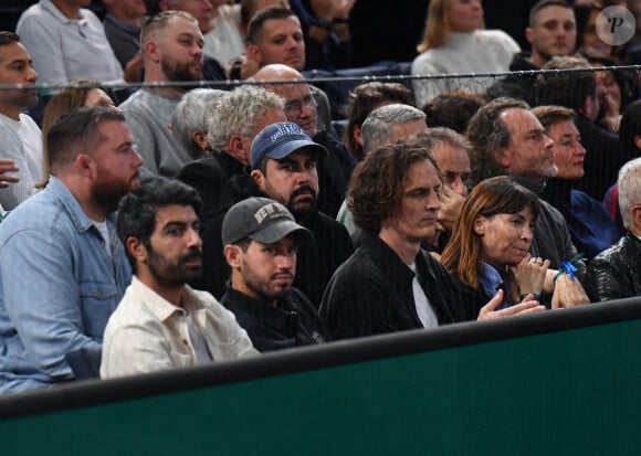 Artus, Paul de Saint Sernin, Victor Belmondo - Célébrités en tribunes lors des demi- finales du tournoi de tennis ATP Masters 1000 de Paris (Paris Rolex Master ) à l'Accor Arena - Palais Omnisports de Paris-Bercy - à Paris, France, le 2 novembre 2024. © Veeren/Bestimage 