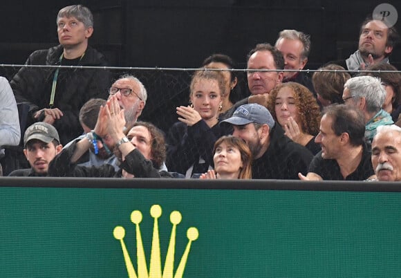 Déjà papa de Martin (né en 1978) et de Fanny (née en 1983) d'une précédente union, l'acteur de 72 ans avait révélé à Paris Match en 2016 comment il était tombé amoureux de l'écrivaine.
Artus, Paul de Saint Sernin, Victor Belmond, François Berléand, ses jumelles, Adèle et Lucie et sa femme Alexia Stres - Célébrités en tribunes lors des demi- finales du tournoi de tennis ATP Masters 1000 de Paris (Paris Rolex Master ) à l'Accor Arena - Palais Omnisports de Paris-Bercy - à Paris, France, le 2 novembre 2024. © Veeren/Bestimage 