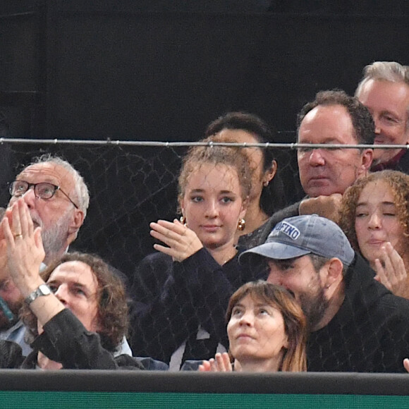 Déjà papa de Martin (né en 1978) et de Fanny (née en 1983) d'une précédente union, l'acteur de 72 ans avait révélé à Paris Match en 2016 comment il était tombé amoureux de l'écrivaine.
Artus, Paul de Saint Sernin, Victor Belmond, François Berléand, ses jumelles, Adèle et Lucie et sa femme Alexia Stres - Célébrités en tribunes lors des demi- finales du tournoi de tennis ATP Masters 1000 de Paris (Paris Rolex Master ) à l'Accor Arena - Palais Omnisports de Paris-Bercy - à Paris, France, le 2 novembre 2024. © Veeren/Bestimage 