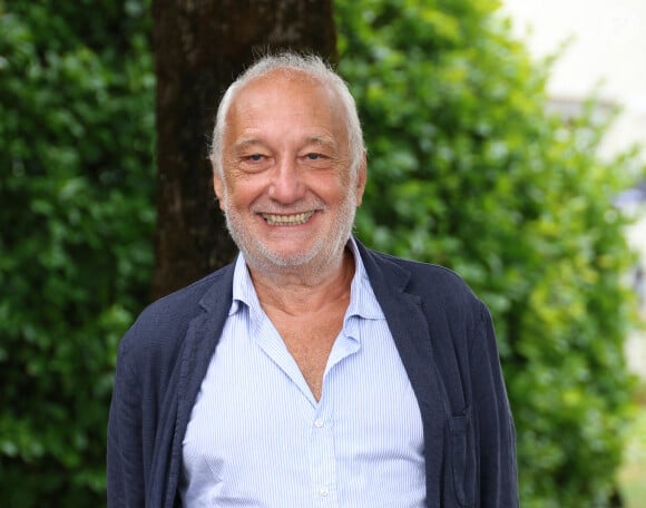 François Berléand - Photocall avec l'équipe de l'émission de radio "Les grosses têtes" lors de la 17ème édition du Festival du Film Francophone de Angoulême (FFA). Le 29 août 2024 © Coadic Guirec / Bestimage