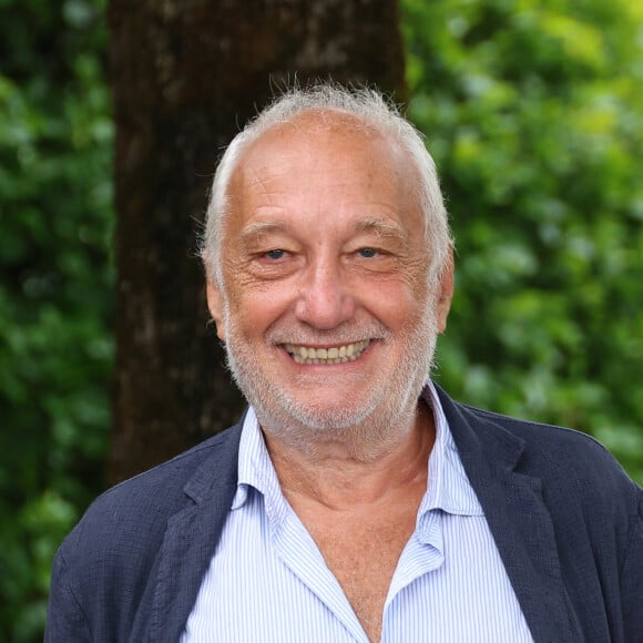 François Berléand - Photocall avec l'équipe de l'émission de radio "Les grosses têtes" lors de la 17ème édition du Festival du Film Francophone de Angoulême (FFA). Le 29 août 2024 © Coadic Guirec / Bestimage