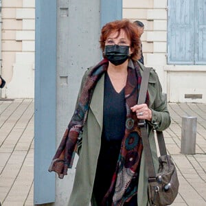 Marlène Jobert devant le premier "décor" de l'histoire du Cinématographe le Hangar apparait en arrière plan du film "La sortie des usines Lumière lors du festival Lumière à Lyon, France, le 21 octobre 2022. © Sandrine Thesillat/Panoramic/Bestimage 