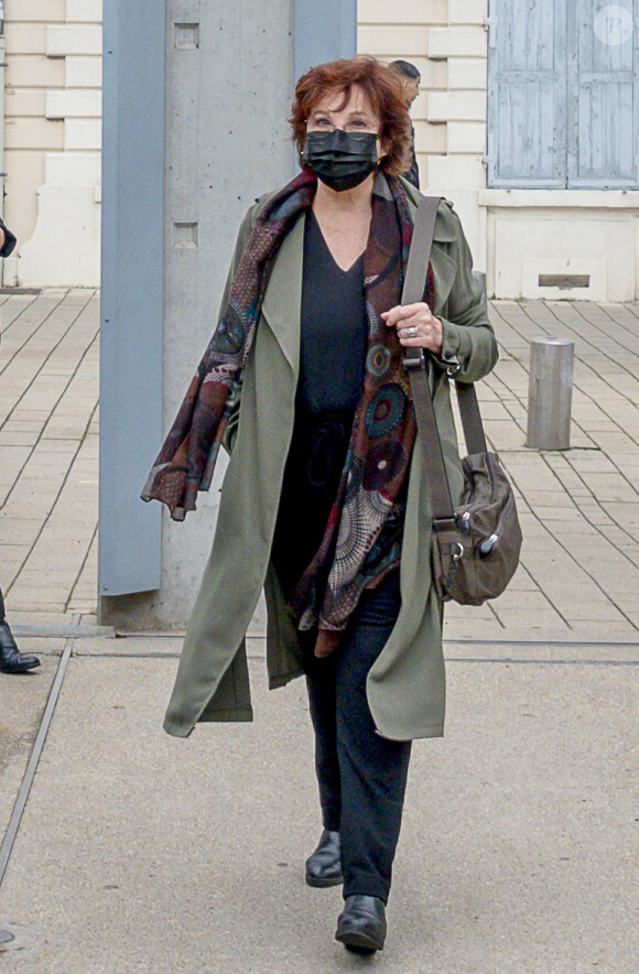 Marlène Jobert devant le premier "décor" de l'histoire du Cinématographe le Hangar apparait en arrière plan du film "La sortie des usines Lumière lors du festival Lumière à Lyon, France, le 21 octobre 2022. © Sandrine Thesillat/Panoramic/Bestimage 