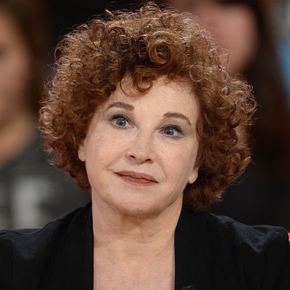 Notamment sur le terrible accident de voiture dont elle a été victime à Paris dans les années 60 alors qu'elle n'avait qu'une vingtaine d'années.
Marlène Jobert - Enregistrement de l'émission "Vivement Dimanche" à Paris le 3 décembre 2014. L'émission sera diffusée le 07 Décembre 2014. Invité principale La Bande à Renaud.