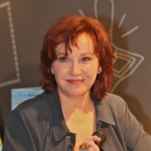 Marlène Jobert fait une séance de lecture à des enfants dans la librairie "Le Carré d'encre" à Paris, le 26 novembre 2011.