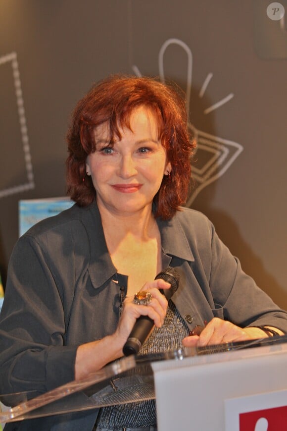 Marlène Jobert fait une séance de lecture à des enfants dans la librairie "Le Carré d'encre" à Paris, le 26 novembre 2011.