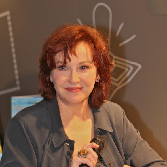 Marlène Jobert fait une séance de lecture à des enfants dans la librairie "Le Carré d'encre" à Paris, le 26 novembre 2011.