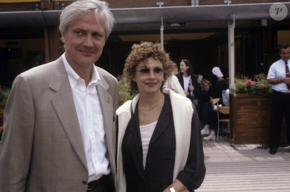 Archives - Marlène Jobert et son mari Walter Green lors des Internationaux de Tennis de Roland Garros à Paris. Mai 1996 © Michel CROIZARD via Bestimage