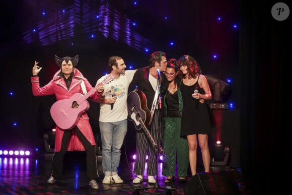 Matthieu Chedid (Le chanteur M) avec son frère Joseph Chedid, sa soeur Anna Chedid et sa fille Billie Chedid - Inauguration de la statue de cire de "Matthieu Chedid (Le chanteur M) " au musée Grévin à Paris le 11 septembre 2023. A la fin de l'inauguration il a chanté une chanson sur scène accompagné de son frère et de sa soeur ainsi que sa fille. © Jack Tribeca / Bestimage