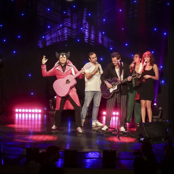 Très discrète, Céline Bary avait mis en place une garde alternée avec Matthieu Chedid pour leur fille suite à leur séparation
Joseph, Matthieu, Anna et Billie (Fille de Matthieu) Chedid - Inauguration de la statue de cire de "Matthieu Chedid (Le chanteur M) " au musée Grévin à Paris le 11 septembre 2023. A la fin de l'inauguration il a chanté une chanson sur scène accompagné de son frère et de sa soeur ainsi que sa fille. © Jack Tribeca / Bestimage