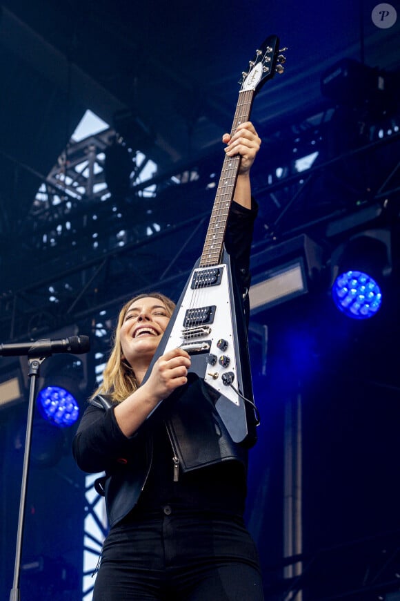 Et d'ajouter : "On se le dit, on est un peu dégoutés, mais on va continuer à pirater quand le système ne nous veut pas".  
La chanteuse Santa (Samanta Cotta) est en concert sur la scène du festival au Printemps de Pérouges au Château de Saint-Maurice-de-Rémens le 26 juin 2024. © Sandrine Thesillat / Panoramic / Bestimage