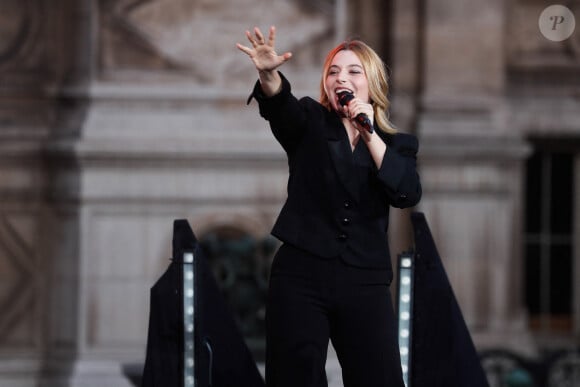 Exclusif - Santa (Samantha Cotta, chanteuse du groupe HYPHEN HYPHEN) - Enregistrement de l'émission "Paris 2024 le concert événement...dans un an les jeux" sur le parvis de l'Hôtel de Ville de Paris, diffusée le 25 juillet sur France 2 à 21h10. Le 3 juillet 2023 © Tiziano Da Silva-Christophe Clovis / Bestimage