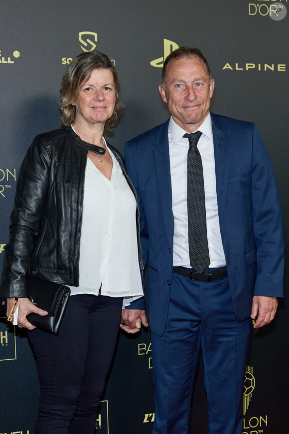 Jean-Pierre Papin et sa femme Florence ont eu 5 enfants, dont Emily
 
Jean-Pierre Papin et sa femme Florence - Photocall de la 66ème cérémonie du Ballon d'Or au Théâtre du Chatelet à Paris le 17 octobre 2022. © Cyril Moreau/Bestimage