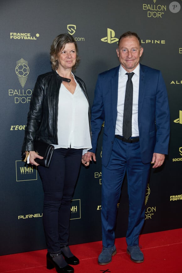 Jean-Pierre Papin et sa femme Florence - Photocall de la 66ème cérémonie du Ballon d’Or au Théâtre du Chatelet à Paris le 17 octobre 2022. © Cyril Moreau/Bestimage