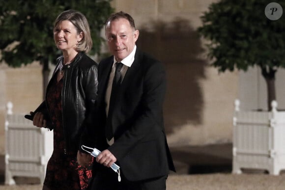  "Un jour, on m'avait dit en France qu'elle ne marcherait jamais", explique Jean-Pierre Papin
 
L'ancien joueur de football français, Jean-Pierre Papin et sa femme Florence Papin - Dîner au Palais de l'Elysée en l'honneur des 50 ans du Variétés Club de France, à Paris, le 14 octobre 2021. © Stéphane Lemouton / Bestimage