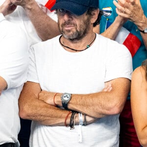 Patrick Bruel et son amie Clémence assistent aux épreuves de natation lors des Jeux Olympiques de Paris 2024 (JO) à La Défense Arena à Nanterre le 2 aout 2024. © Perusseau-Jacovides/Bestimage